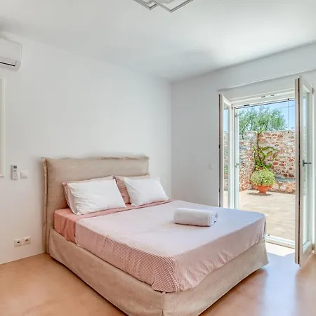 Thea - Beachfront 5 Bedrooms *