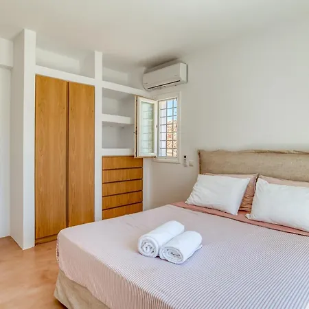 Thea - Beachfront 5 Bedrooms Sarakíniko