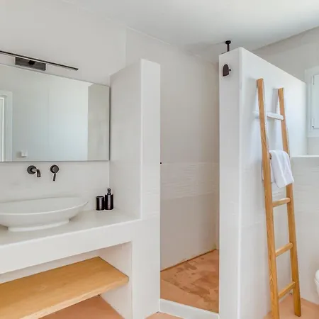 Thea - Beachfront 5 Bedrooms 别墅 *