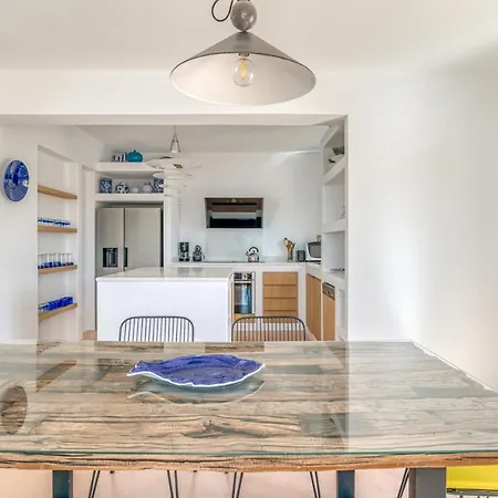 Thea - Beachfront 5 Bedrooms *