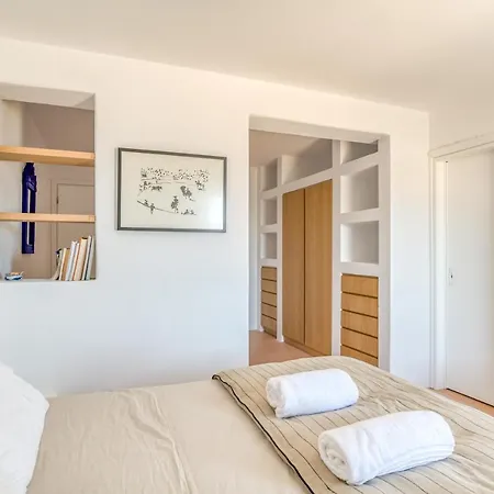 Thea - Beachfront 5 Bedrooms